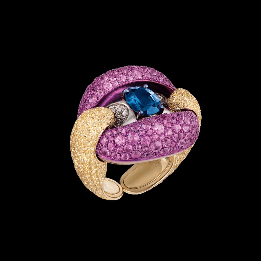 Jewelry Chantecler | Anello Con 470 Gemme Incastonate In Titanio Colorato: Zaffiro Ovale Contornato Da Pave Di Zaffiri Rosa, Gialli E Diamanti. Cod.41243